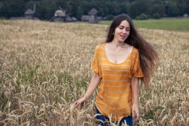 Ukrayna 'da buğday tarlasında güzel bir genç kadın.