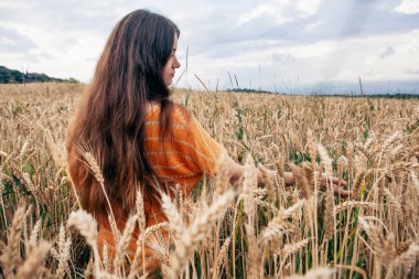 Ukrayna 'da buğday tarlasında güzel bir genç kadın.