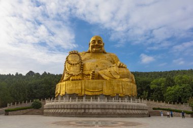 JINAN, ÇİN, 26 Haziran 2023: Qianfo Shan 'daki Maitreya Buddha' nın büyük altın heykeli, aynı zamanda bin Buda, Jinan, Shandong Eyaleti, Çin