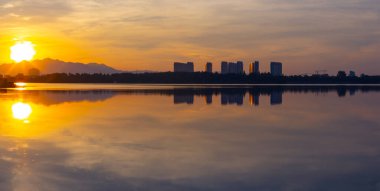 Güneş doğarken Yiwu Gölü, güzel bir sabah, Çin