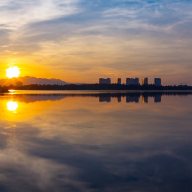 Güneş doğarken Yiwu Gölü, güzel bir sabah, Çin