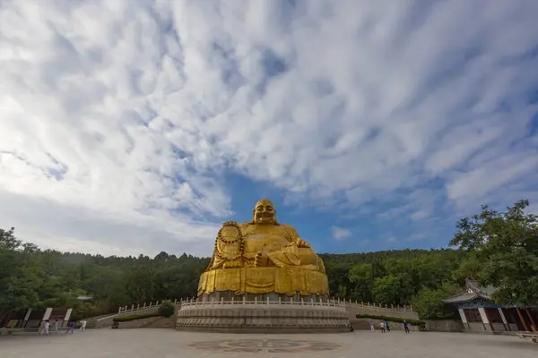 JINAN, ÇİN, 26 Haziran 2023: Qianfo Shan 'daki Maitreya Buddha' nın büyük altın heykeli, aynı zamanda bin Buda, Jinan, Shandong Eyaleti, Çin