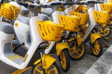 Zhuji, Zhejiang, Çin - 21 Haziran 2023: Elektrikli scooterlar, Çin 'de popüler ulaşım, Zhuji caddesinde kiralık araç