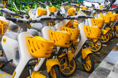 Zhuji, Zhejiang, Çin - 21 Haziran 2023: Elektrikli scooterlar, Çin 'de popüler ulaşım, Zhuji caddesinde kiralık araç