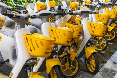 Zhuji, Zhejiang, Çin - 21 Haziran 2023: Elektrikli scooterlar, Çin 'de popüler ulaşım, Zhuji caddesinde kiralık araç
