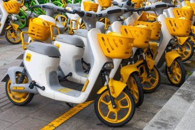 Zhuji, Zhejiang, Çin - 21 Haziran 2023: Elektrikli scooterlar, Çin 'de popüler ulaşım, Zhuji caddesinde kiralık araç