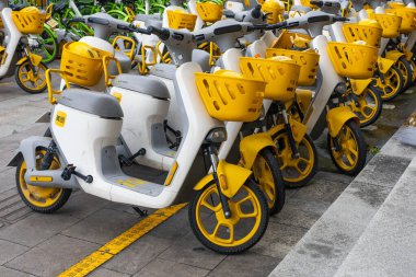 Zhuji, Zhejiang, Çin - 21 Haziran 2023: Elektrikli scooterlar, Çin 'de popüler ulaşım, Zhuji caddesinde kiralık araç