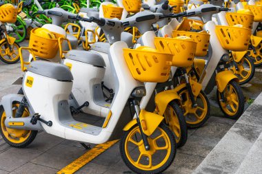 Zhuji, Zhejiang, Çin - 21 Haziran 2023: Elektrikli scooterlar, Çin 'de popüler ulaşım, Zhuji caddesinde kiralık araç