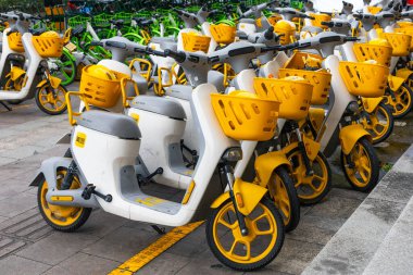 Zhuji, Zhejiang, Çin - 21 Haziran 2023: Elektrikli scooterlar, Çin 'de popüler ulaşım, Zhuji caddesinde kiralık araç