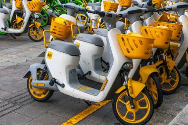 Zhuji, Zhejiang, Çin - 21 Haziran 2023: Elektrikli scooterlar, Çin 'de popüler ulaşım, Zhuji caddesinde kiralık araç