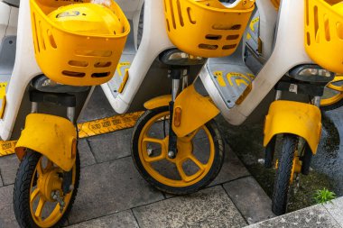 Zhuji, Zhejiang, Çin - 21 Haziran 2023: Elektrikli scooterlar, Çin 'de popüler ulaşım, Zhuji caddesinde kiralık araç