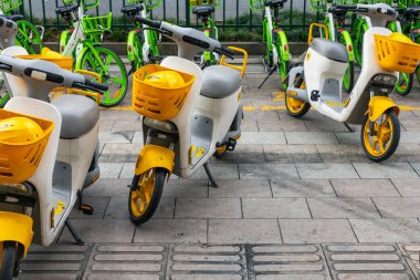 Zhuji, Zhejiang, Çin - 21 Haziran 2023: Elektrikli scooterlar, Çin 'de popüler ulaşım, Zhuji caddesinde kiralık araç
