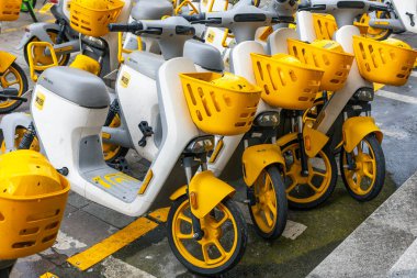Zhuji, Zhejiang, Çin - 21 Haziran 2023: Elektrikli scooterlar, Çin 'de popüler ulaşım, Zhuji caddesinde kiralık araç