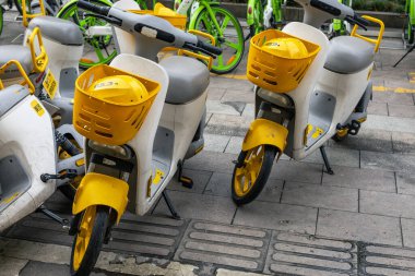 Zhuji, Zhejiang, Çin - 21 Haziran 2023: Elektrikli scooterlar, Çin 'de popüler ulaşım, Zhuji caddesinde kiralık araç