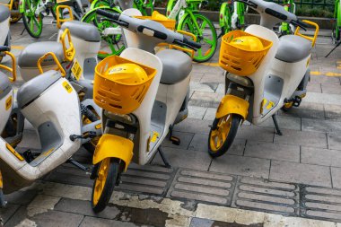 Zhuji, Zhejiang, Çin - 21 Haziran 2023: Elektrikli scooterlar, Çin 'de popüler ulaşım, Zhuji caddesinde kiralık araç