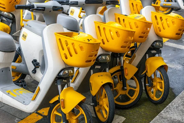 Zhuji, Zhejiang, Çin - 21 Haziran 2023: Elektrikli scooterlar, Çin 'de popüler ulaşım, Zhuji caddesinde kiralık araç