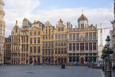 Brüksel, Belçika - Junel 05, 2022: Brüksel 'in ana meydanı olan UNESCO' nun Dünya Mirası Alanı 'ndaki Büyük Yer Panoraması, sabah erken saatlerde ele geçirildi