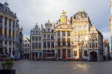 Brüksel, Belçika - Junel 05, 2022: Brüksel 'in ana meydanı olan UNESCO' nun Dünya Mirası Alanı 'ndaki Büyük Yer Panoraması, sabah erken saatlerde ele geçirildi