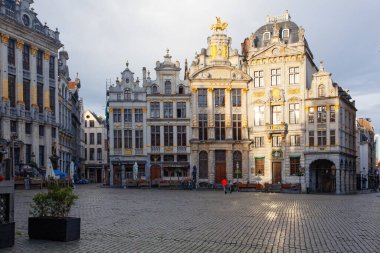 Brüksel, Belçika - Junel 05, 2022: Brüksel 'in ana meydanı olan UNESCO' nun Dünya Mirası Alanı 'ndaki Büyük Yer Panoraması, sabah erken saatlerde ele geçirildi