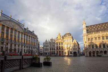 Brüksel, Belçika - Junel 05, 2022: Brüksel 'in ana meydanı olan UNESCO' nun Dünya Mirası Alanı 'ndaki Büyük Yer Panoraması, sabah erken saatlerde ele geçirildi