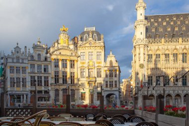 Brüksel, Belçika - Junel 05, 2022: Brüksel 'in ana meydanı olan UNESCO' nun Dünya Mirası Alanı 'ndaki Büyük Yer Panoraması, sabah erken saatlerde ele geçirildi