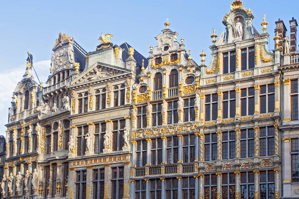 Брюссель, Бельгия - Джунель 05, 2022: Панорама Grand Place в Брюсселе на главной площади f, объект Всемирного наследия ЮНЕСКО, сделанная рано утром