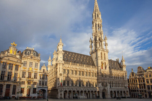 Брюссель, Бельгия - Джунель 05, 2022: Панорама Grand Place в Брюсселе на главной площади f, объект Всемирного наследия ЮНЕСКО, сделанная рано утром