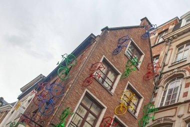 Brüksel, Belçika, 5 Haziran 2022: Brüksel şehir merkezindeki geleneksel bina ve evler, sabahın erken saatlerinde