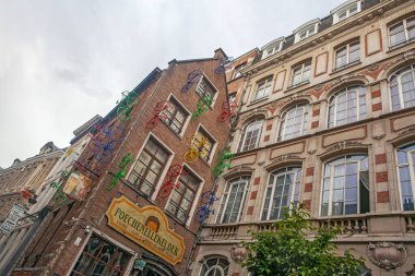 Brüksel, Belçika, 5 Haziran 2022: Brüksel şehir merkezindeki geleneksel bina ve evler, sabahın erken saatlerinde