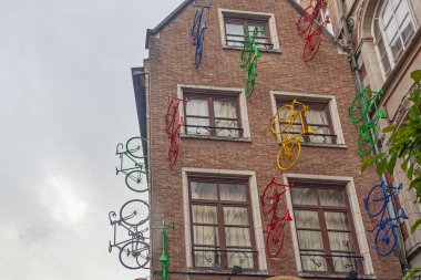 Brüksel, Belçika, 5 Haziran 2022: Brüksel şehir merkezindeki geleneksel bina ve evler, sabahın erken saatlerinde