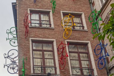 Brüksel, Belçika, 5 Haziran 2022: Brüksel şehir merkezindeki geleneksel bina ve evler, sabahın erken saatlerinde