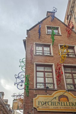 Brüksel, Belçika, 5 Haziran 2022: Brüksel şehir merkezindeki geleneksel bina ve evler, sabahın erken saatlerinde