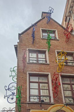 Brüksel, Belçika, 5 Haziran 2022: Brüksel şehir merkezindeki geleneksel bina ve evler, sabahın erken saatlerinde