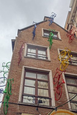 Brüksel, Belçika, 5 Haziran 2022: Brüksel şehir merkezindeki geleneksel bina ve evler, sabahın erken saatlerinde