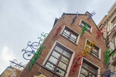 Brüksel, Belçika, 5 Haziran 2022: Brüksel şehir merkezindeki geleneksel bina ve evler, sabahın erken saatlerinde