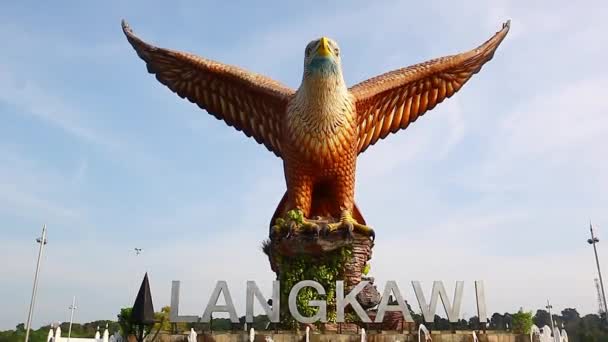 Grande Statua Dell Aquila Nell Isola Langkawi Malesia — Video Stock