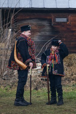 Kryvorivnya, Ukrayna - 6 Ocak 2023: Gutsuls (Karpat Dağları 'ndaki dağlılar) Kryvorivnya, Ukrayna' da Noel Şarkıları (Kolyadki) söylüyorlar.