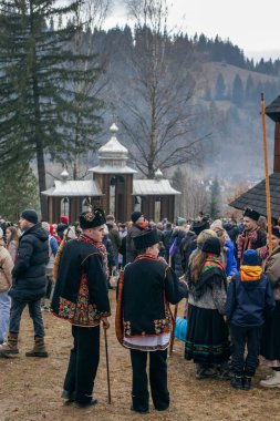 Kryvorivnya, Ukrayna - 6 Ocak 2023: Gutsuls (Karpat Dağları 'ndaki dağlılar) Kryvorivnya, Ukrayna' da Noel Şarkıları (Kolyadki) söylüyorlar.