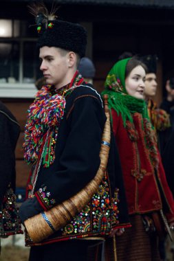Kryvorivnya, Ukrayna - 6 Ocak 2023: Gutsuls (Karpat Dağları 'ndaki dağlılar) Kryvorivnya, Ukrayna' da Noel Şarkıları (Kolyadki) söylüyorlar.