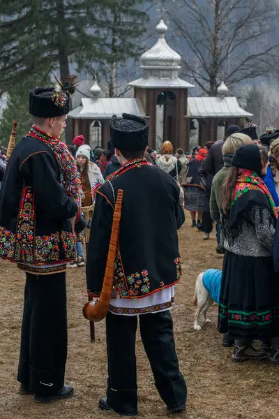 Kryvorivnya, Ukrayna - 6 Ocak 2023: Gutsuls (Karpat Dağları 'ndaki dağlılar) Kryvorivnya, Ukrayna' da Noel Şarkıları (Kolyadki) söylüyorlar.