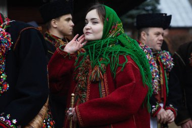 Kryvorivnya, Ukrayna - 6 Ocak 2023: Gutsuls (Karpat Dağları 'ndaki dağlılar) Kryvorivnya, Ukrayna' da Noel Şarkıları (Kolyadki) söylüyorlar.