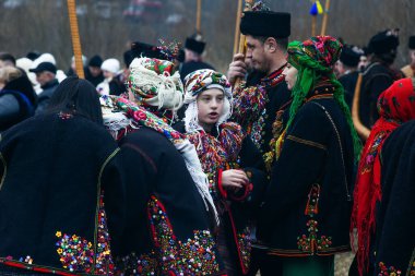 Kryvorivnya, Ukrayna - 6 Ocak 2024: Gutsuls (Karpat Dağları 'ndaki dağlılar) Kryvorivnya, Ukrayna' da Noel Şarkıları (Kolyadki) söylüyorlar.