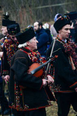 Kryvorivnya, Ukrayna - 6 Ocak 2024: Gutsuls (Karpat Dağları 'ndaki dağlılar) Kryvorivnya, Ukrayna' da Noel Şarkıları (Kolyadki) söylüyorlar.