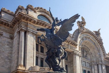 Mexico City, 15 Mart 20122 Palacio de Bellas Artes 'in önündeki Pegasus Heykeli, Meksika' nın önde gelen kültür merkezlerinden biri..