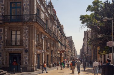 Mexico City, Mexico - 15 Mart 2022: Ünlü Madero Bulvarı 'ndaki yerel halk ve turistler, dükkanlar ve restoranlar, Mexico City' nin tarihsel olarak önemli bir yaya sokağı ve şehir merkezinin ana caddesi.