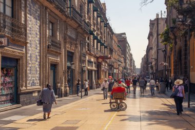 Mexico City, Mexico - 15 Mart 2022: Ünlü Madero Bulvarı 'ndaki yerel halk ve turistler, dükkanlar ve restoranlar, Mexico City' nin tarihsel olarak önemli bir yaya sokağı ve şehir merkezinin ana caddesi.