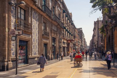 Mexico City, Mexico - 15 Mart 2022: Ünlü Madero Bulvarı 'ndaki yerel halk ve turistler, dükkanlar ve restoranlar, Mexico City' nin tarihsel olarak önemli bir yaya sokağı ve şehir merkezinin ana caddesi.