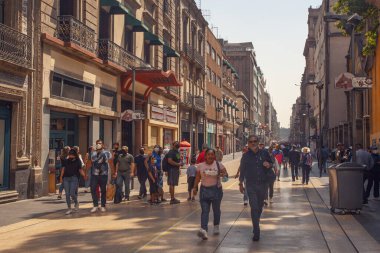 Mexico City, Mexico - 15 Mart 2022: Ünlü Madero Bulvarı 'ndaki yerel halk ve turistler, dükkanlar ve restoranlar, Mexico City' nin tarihsel olarak önemli bir yaya sokağı ve şehir merkezinin ana caddesi.