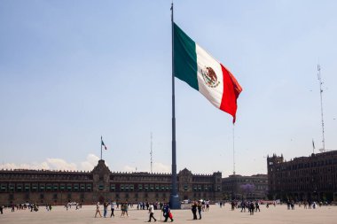 Mexico City, Mexico - 15 Mart 2022 Zocalo Katedrali ve büyük Meksika bayrağı