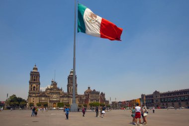 Mexico City, Mexico - 15 Mart 2022 Zocalo Katedrali ve büyük Meksika bayrağı